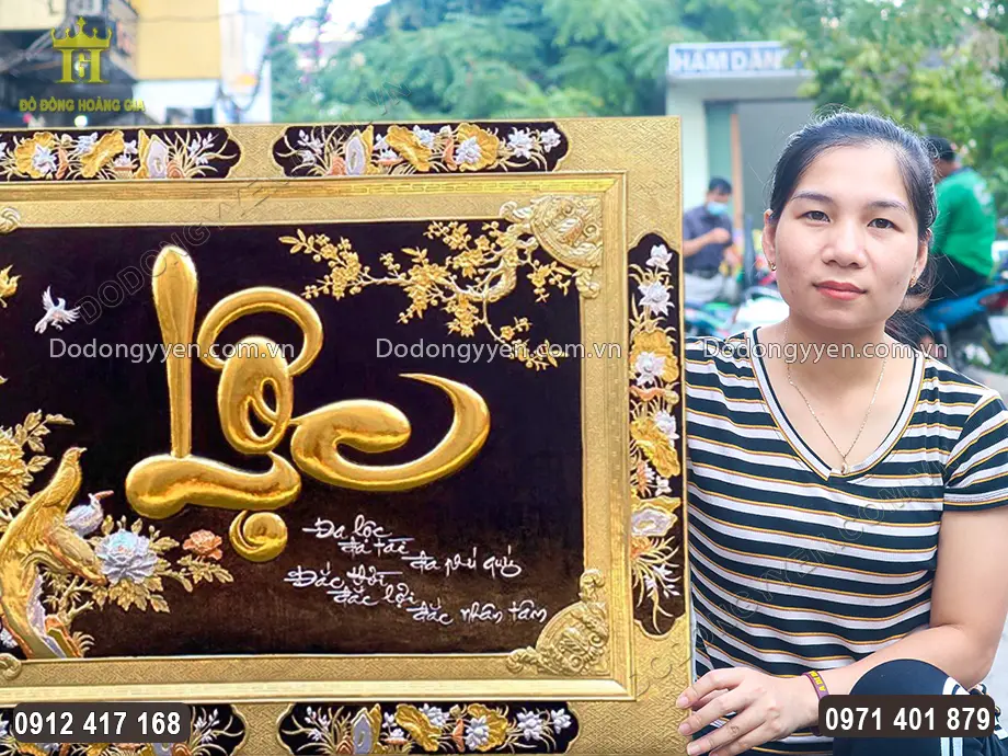 Khung tranh liền đồng chạm hoa văn hoa sen v&ocirc; c&ugrave;ng đẹp